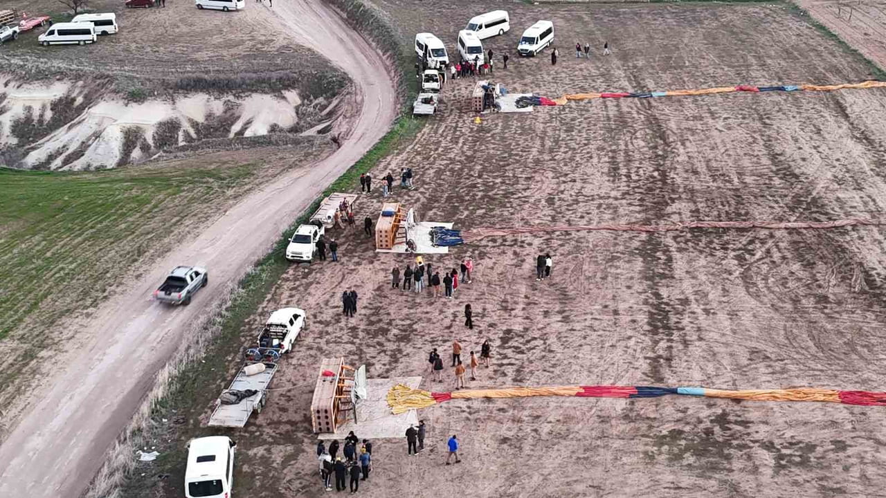 TÜRKİYE’NİN ÖNEMLİ TURİZM MERKEZLERİNDEN KAPADOKYA BÖLGESİNDE SICAK HAVA BALON TURLARI, OLUMSUZ...