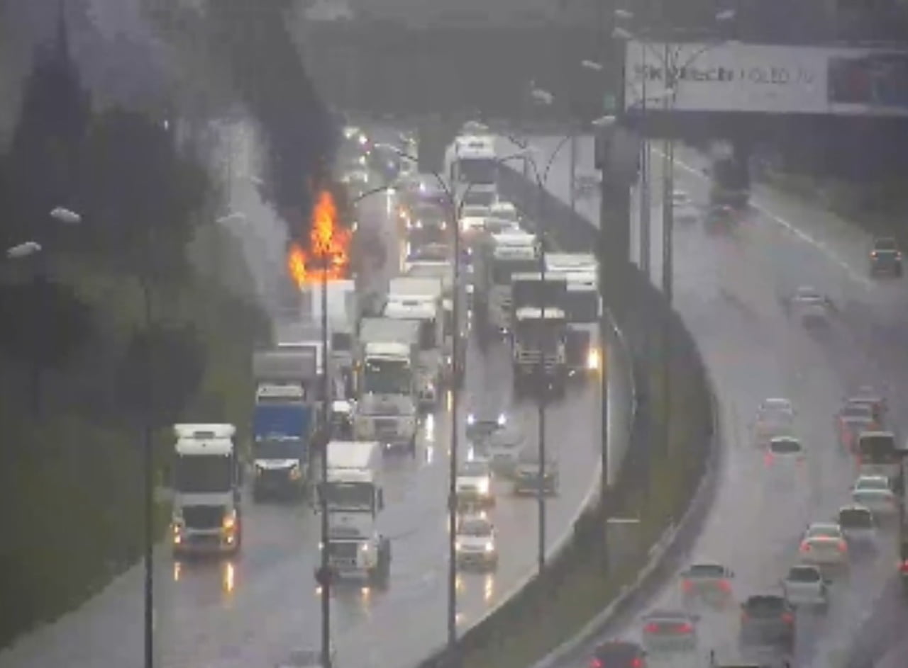 TUZLA'DA SEYİR HALİNDEKİ TIRIN KUPASINDA ÇIKAN YANGIN İTFAİYE EKİPLERİNİN MÜDAHALESİYLE...