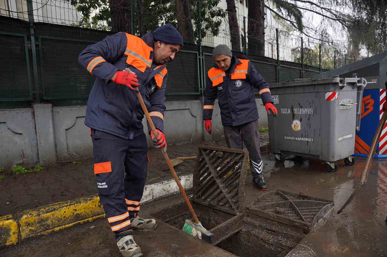 TUZLA BELEDİYESİ, İTFAİYE VE EMNİYET BİRİMLERİYLE 7 GÜN 24 SAAT ESASINA GÖRE SAHADA...