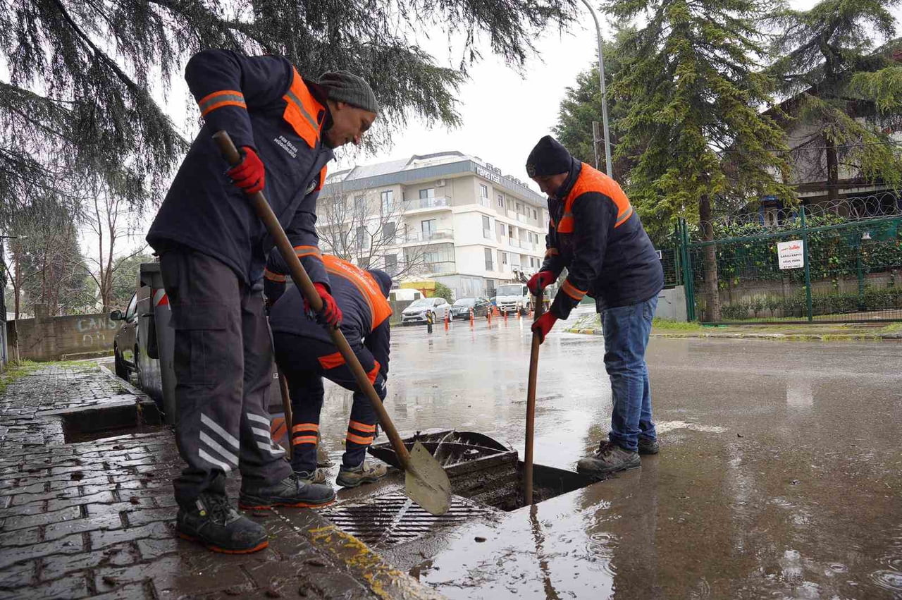 TUZLA BELEDİYESİ, İTFAİYE VE EMNİYET BİRİMLERİYLE 7 GÜN 24 SAAT ESASINA GÖRE SAHADA...