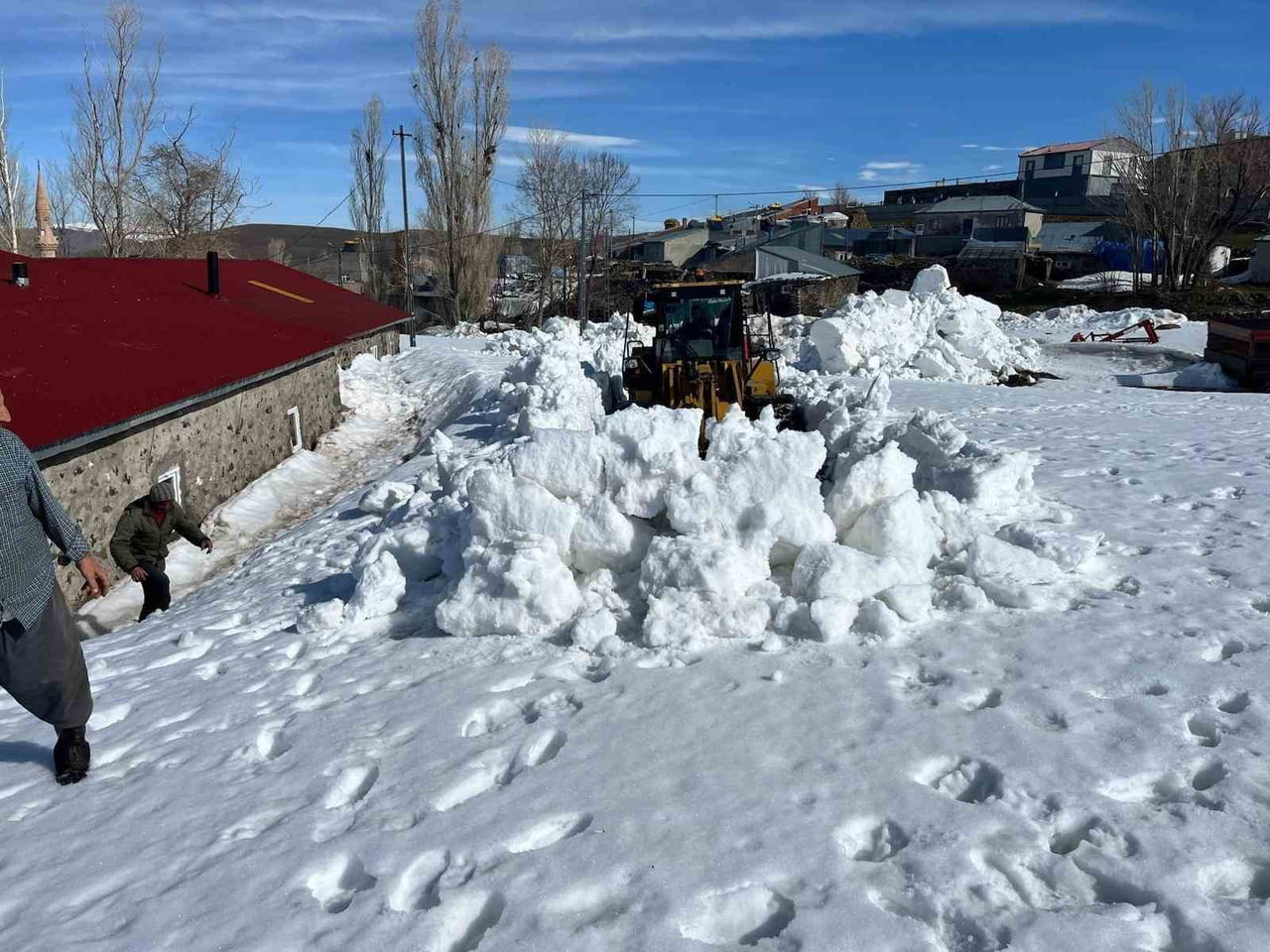 ÜLKEMİZİN BİR ÇOK YÖRESİNDE BAHAR AYLARI YAŞANIRKEN, ERZURUM’UN KIRSAL KESİMLERİNDE YER YER  İKİ...