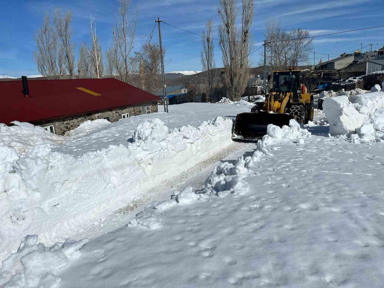 ÜLKEMİZİN BİR ÇOK YÖRESİNDE BAHAR AYLARI YAŞANIRKEN, ERZURUM’UN KIRSAL KESİMLERİNDE YER YER  İKİ...