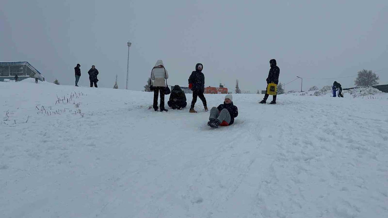 ULUDAĞ’DA MART AYININ SON GÜNLERİNDE KAR YAĞIŞININ ETKİLİ OLMASI, GÜNÜBİRLİKÇİLERİN YÜZÜNÜ...
