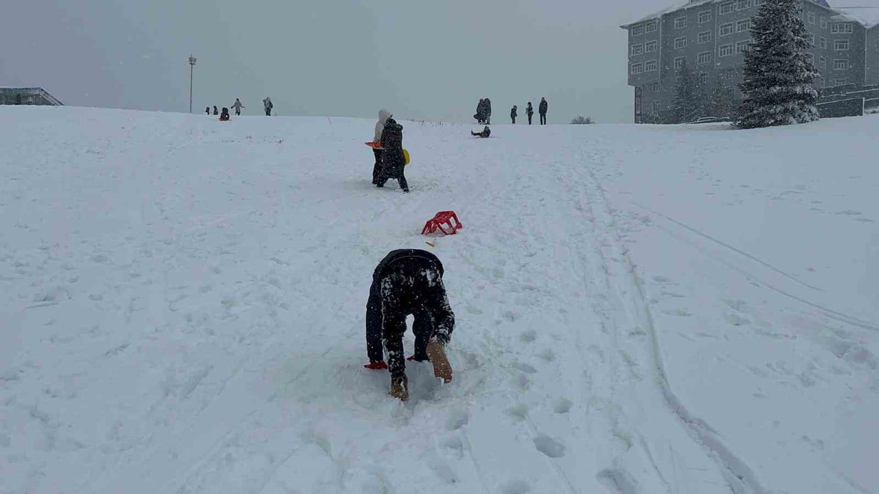 ULUDAĞ’DA MART AYININ SON GÜNLERİNDE KAR YAĞIŞININ ETKİLİ OLMASI, GÜNÜBİRLİKÇİLERİN YÜZÜNÜ...