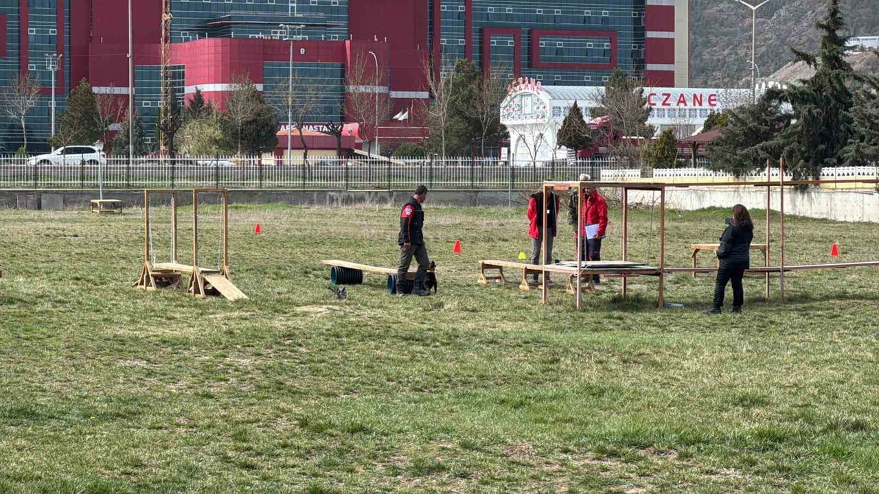 ULUSAL VE ULUSLARARASI ALAN VE ENKAZ ARAMA KÖPEKLERİ SINAVI AFYONKARAHİSAR’DA BAŞLARKEN, SINAVA...