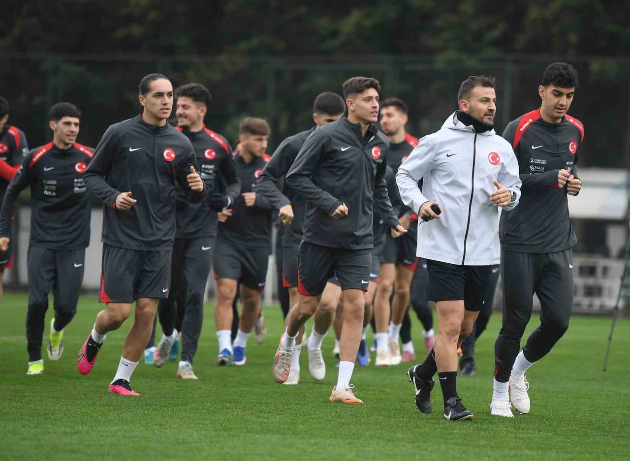 ÜMİT MİLLİ TAKIM, HAZIRLIKLARINI YAĞMUR ALTINDA SÜRDÜRDÜ