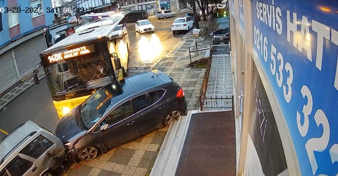 ÜMRANİYE'DE KADIN ŞOFÖRÜN KULLANDIĞI İETT OTOBÜSÜ, ŞOFÖRÜN DİREKSİYON HAKİMİYETİNİ KAYBETMESİ...