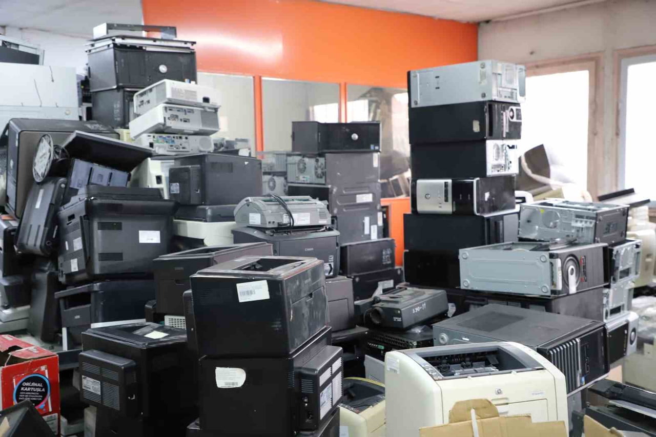 ÜNİVERSİTEDE ORGANİK ATIKLARDAN KOMPOST ÜRETİMİNDEN KÂĞIT, CAM, PLASTİK VE METAL ATIKLARIN GERİ...