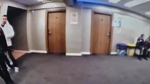 Uşak Belediyesi’ne düzenlenen operasyonda belediye başkanına ait kasada çok sayıda telefon ele...