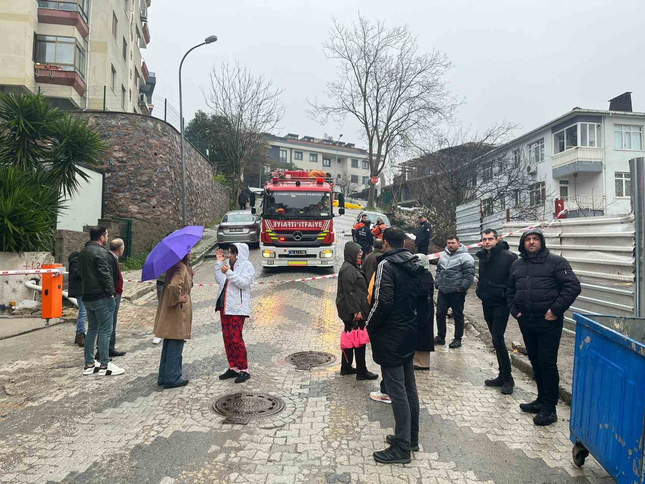 ÜSKÜDAR'DA YOĞUN YAĞIŞLARIN ARDINDAN YOL ÇÖKMESİ MEYDANA GELDİ. ÇÖKME ESNASINDA YOL ÜZERİNDE PARK...