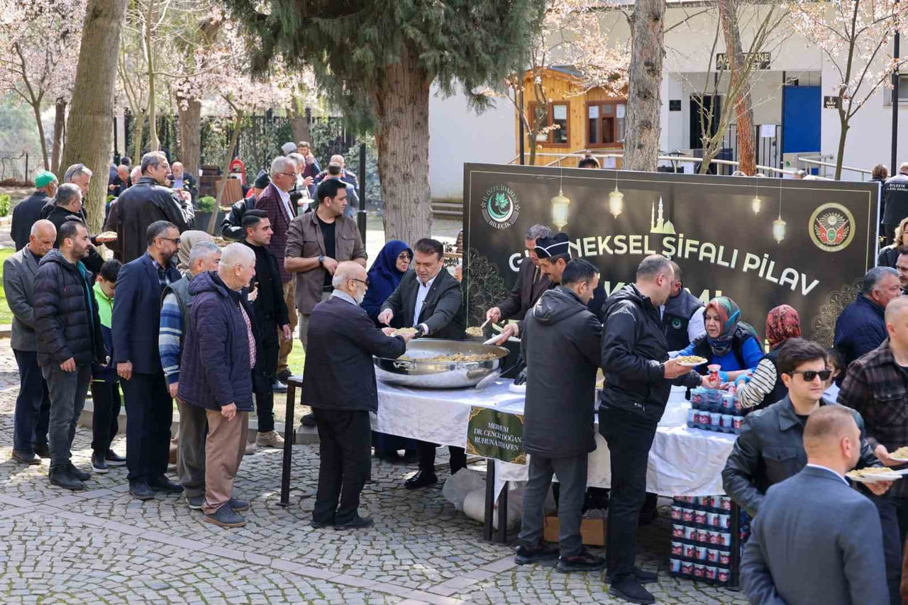 VALİ SÖZER’DEN ŞEYH EDEBALİ TÜRBESİ’NDE VATANDAŞLARA ŞİFALI PİLAV İKRAMI