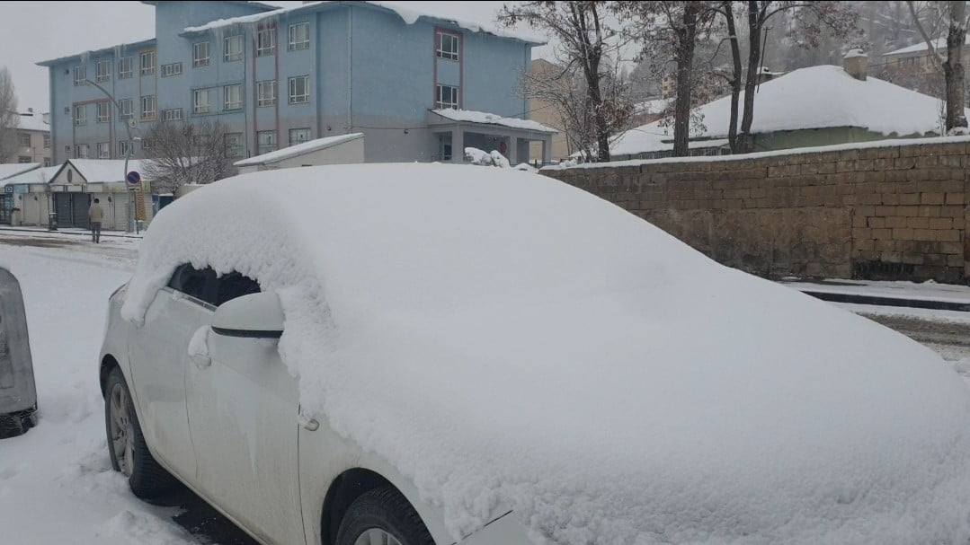VAN'IN BAŞKALE İLÇESİNDE ETKİLİ OLAN KAR YAĞIŞI NEDENİYLE HER YER BEYAZA BÜRÜNDÜ.
