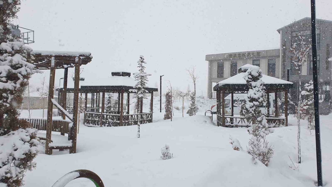 VAN'IN BAŞKALE İLÇESİNDE ETKİLİ OLAN KAR YAĞIŞI NEDENİYLE HER YER BEYAZA BÜRÜNDÜ.