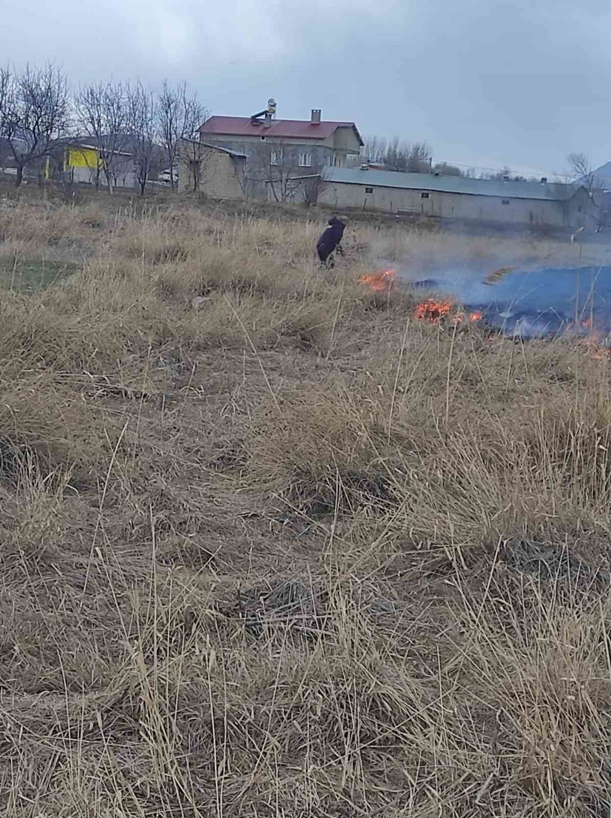 VAN'IN GEVAŞ İLÇESİNDE ÇIKAN ANIZ YANGINI İTFAİYE EKİPLERİ TARAFINDAN SÖNDÜRÜLDÜ.
