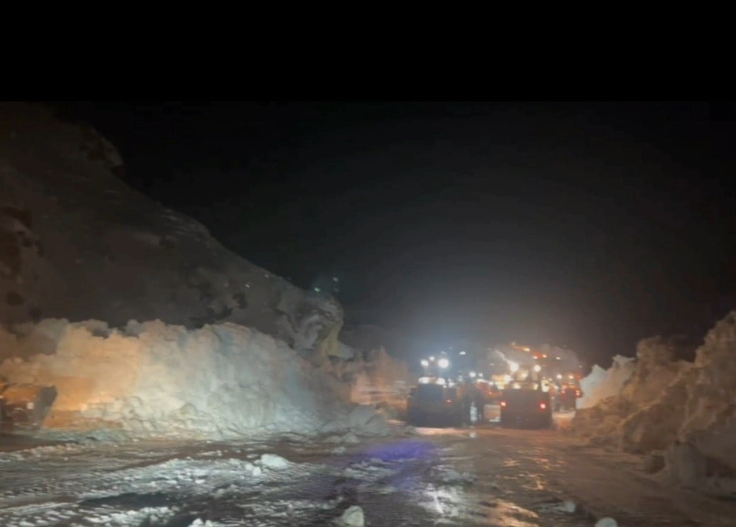 VAN-HAKKARİ KARA YOLU, MEYDANA GELEN ÇIĞ FELAKETİNİN ARDINDAN GECE BOYU DEVAM EDEN ÇALIŞMALAR...