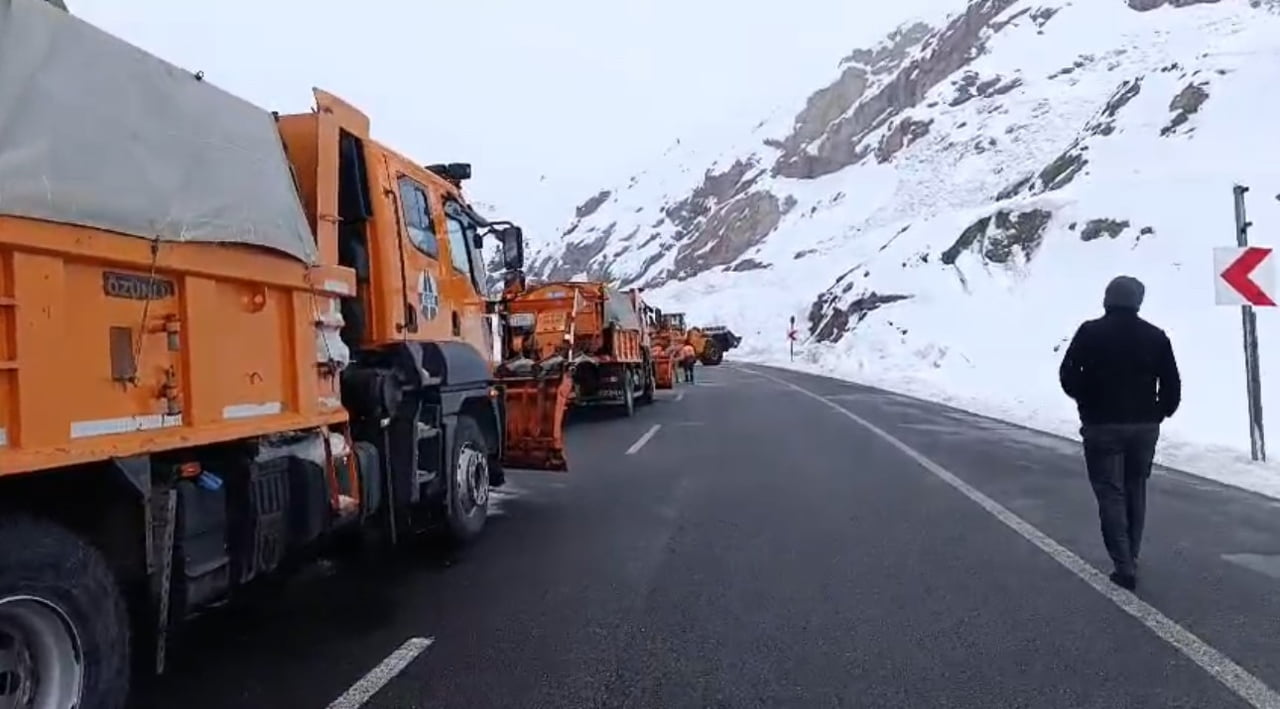 VAN-HAKKARİ KARAYOLU GÜZELDERE GEÇİDİ MEVKİİNDE MEYDANA GELEN ÇIĞ NEDENİYLE ULAŞIM DURDU. KAR...