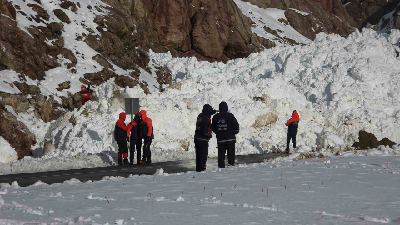 VAN-HAKKARİ KARAYOLU KIRMIZITAŞ MEVKİSİNDE DÜŞEN ÇIĞ NEDENİYLE ÇİFT YÖNLÜ KAPANIRKEN, BÖLGEDEKİ...