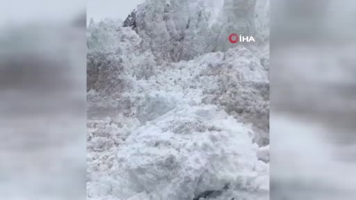 Van-Hakkari karayoluna çığ düştü