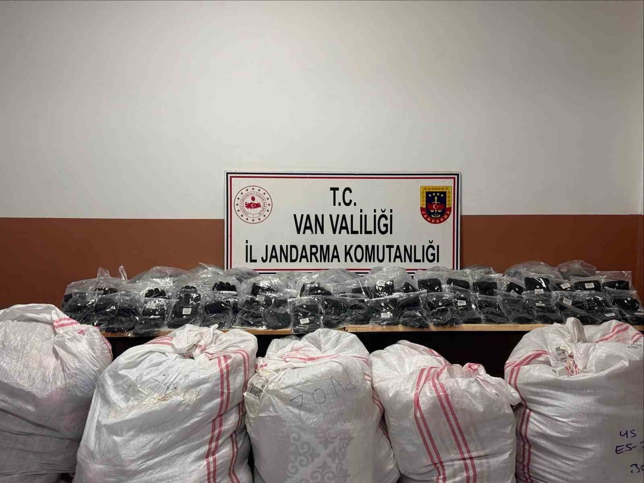 VAN’IN BAŞKALE İLÇESİNDE JANDARMA EKİPLERİNCE YÜRÜTÜLEN ÇALIŞMALAR SONUCUNDA GÜMRÜK KAÇAĞI MALZEME...