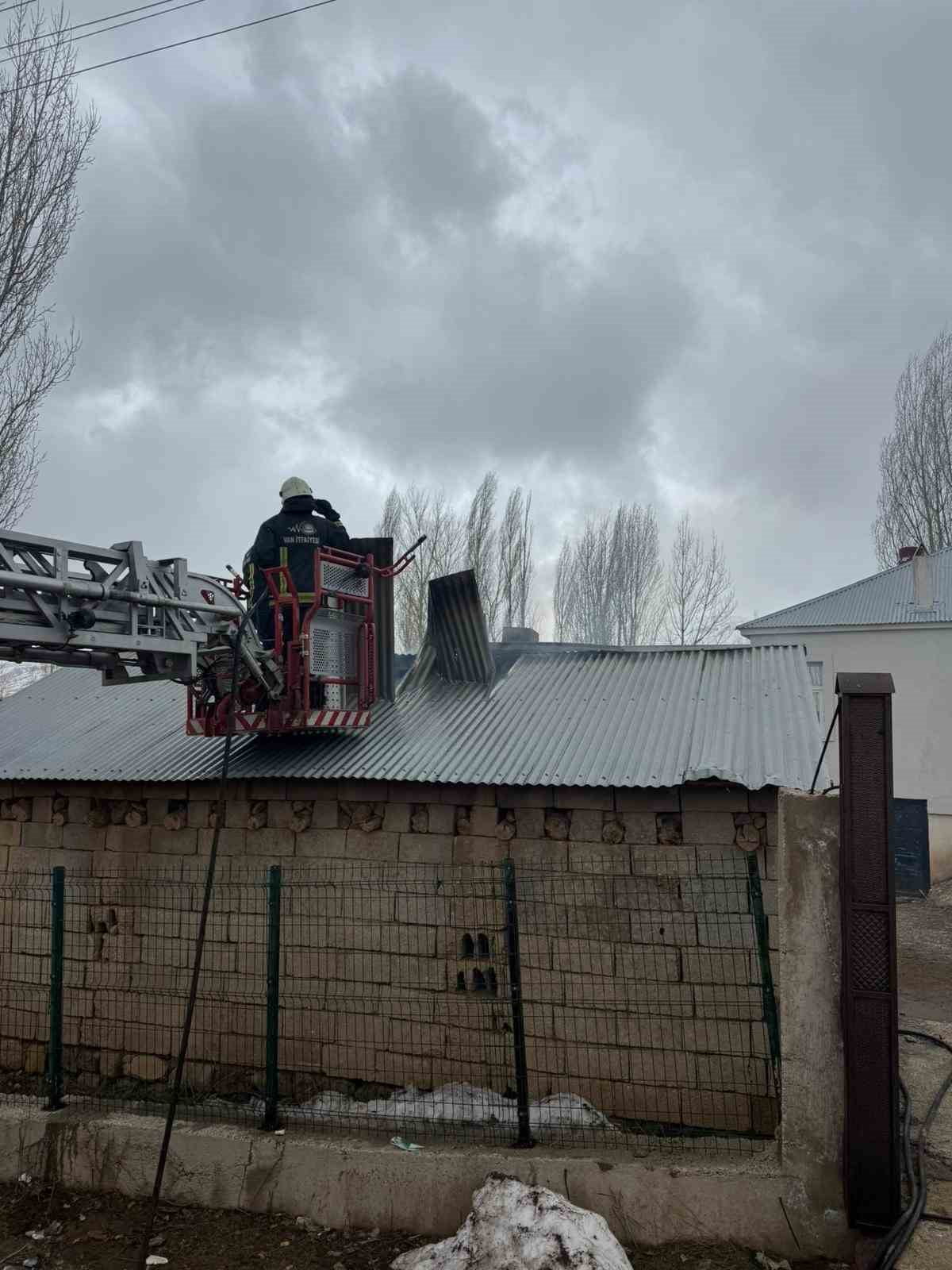 VAN’IN MURADİYE İLÇESİNDE TANDIR EVİNDE ÇIKAN YANGIN İTFAİYE EKİPLERİ TARAFINDAN...