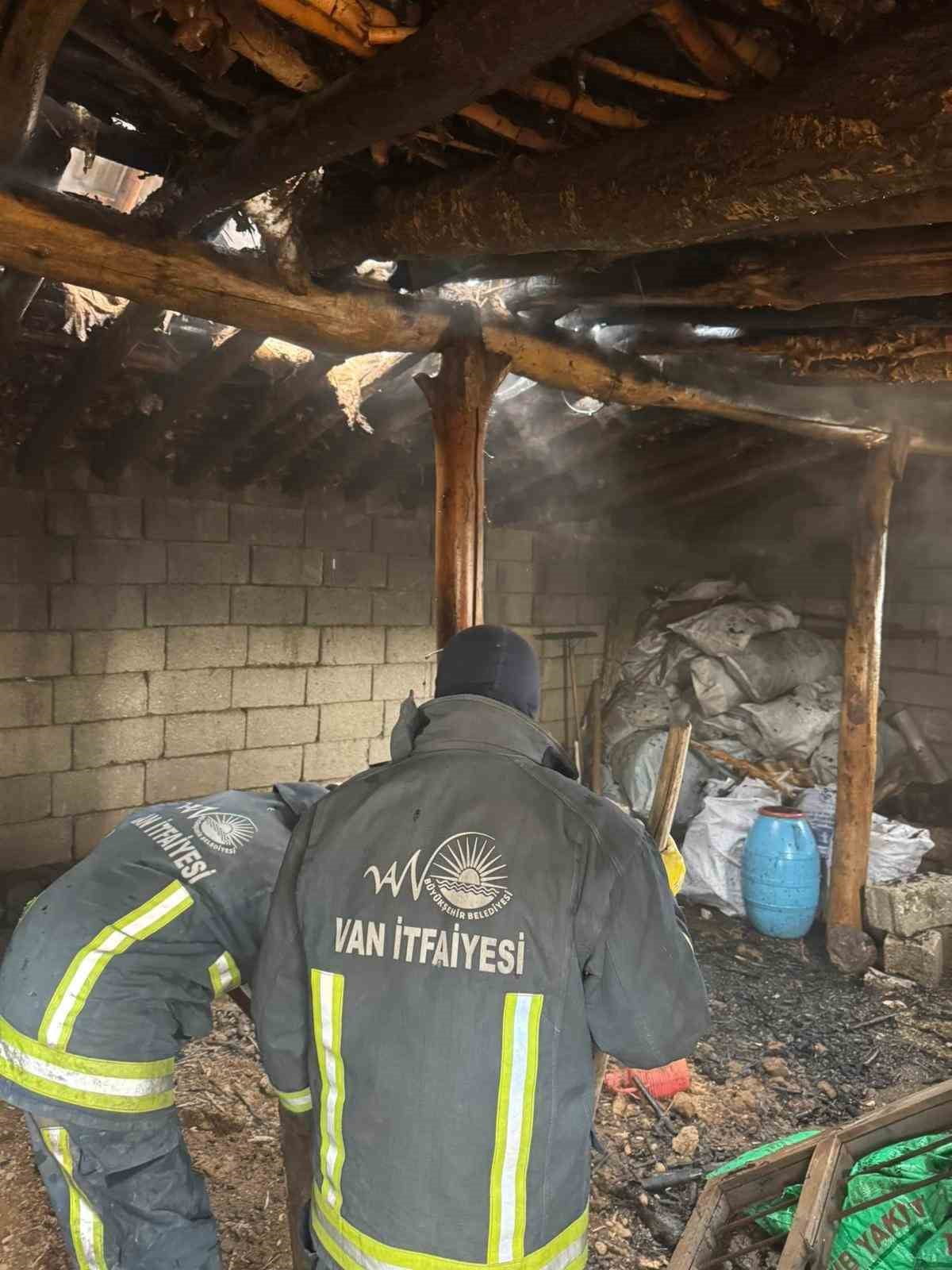 VAN’IN MURADİYE İLÇESİNDE TANDIR EVİNDE ÇIKAN YANGIN İTFAİYE EKİPLERİ TARAFINDAN...