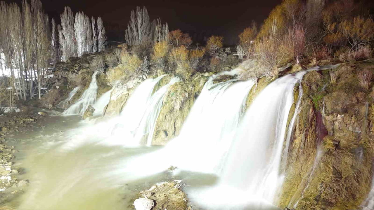 VAN’IN SİMGELEŞMİŞ DOĞA HARİKALARINDAN BİRİ OLAN MURADİYE ŞELALESİ, SADECE GÜNDÜZLERİ DEĞİL...