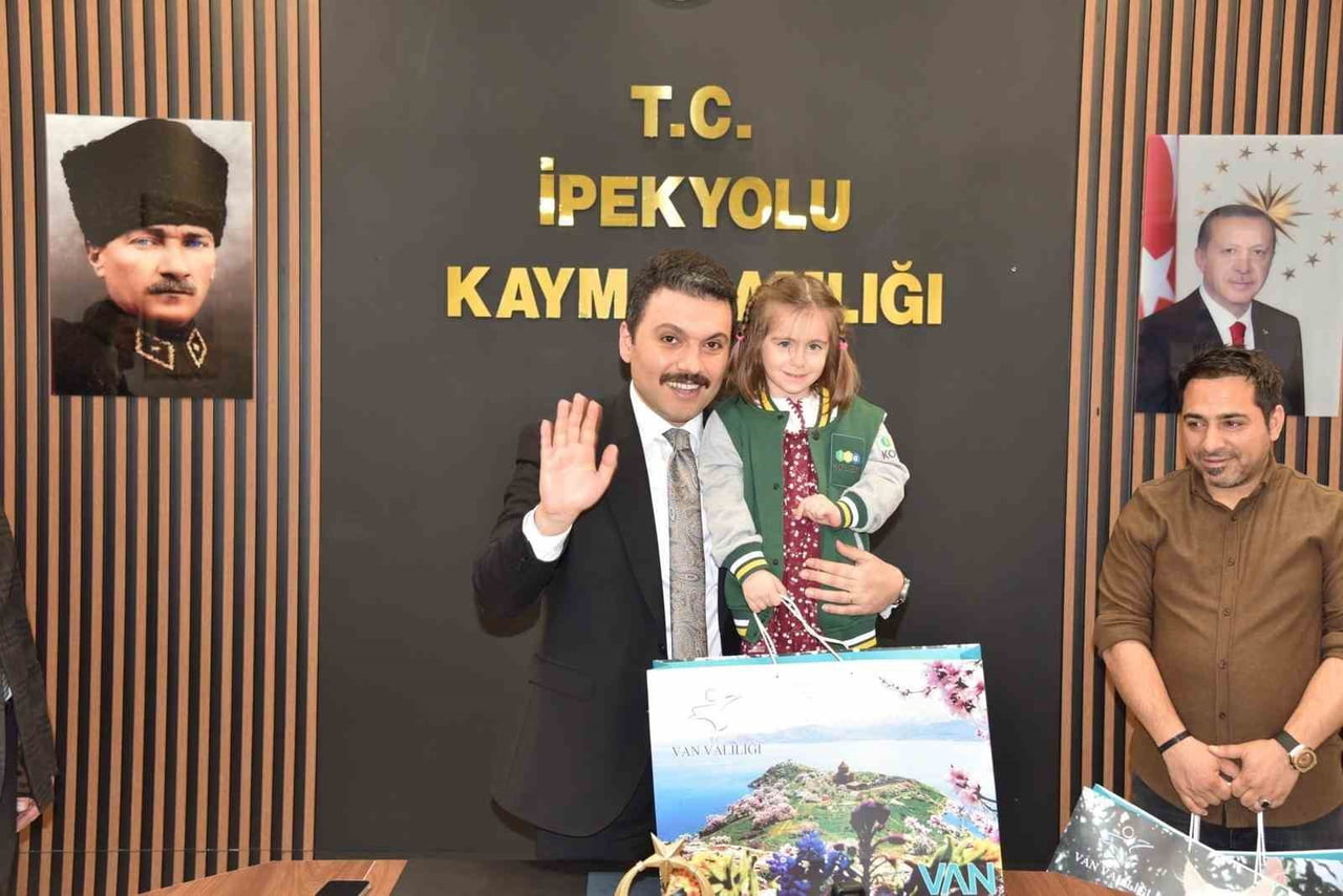 VAN VALİSİ OZAN BALCI ÖNCÜLÜĞÜNDE YÜRÜTÜLEN "KİTAP VAN" PROJESİ ÇERÇEVESİNDE İPEKYOLU İLÇESİNDE...