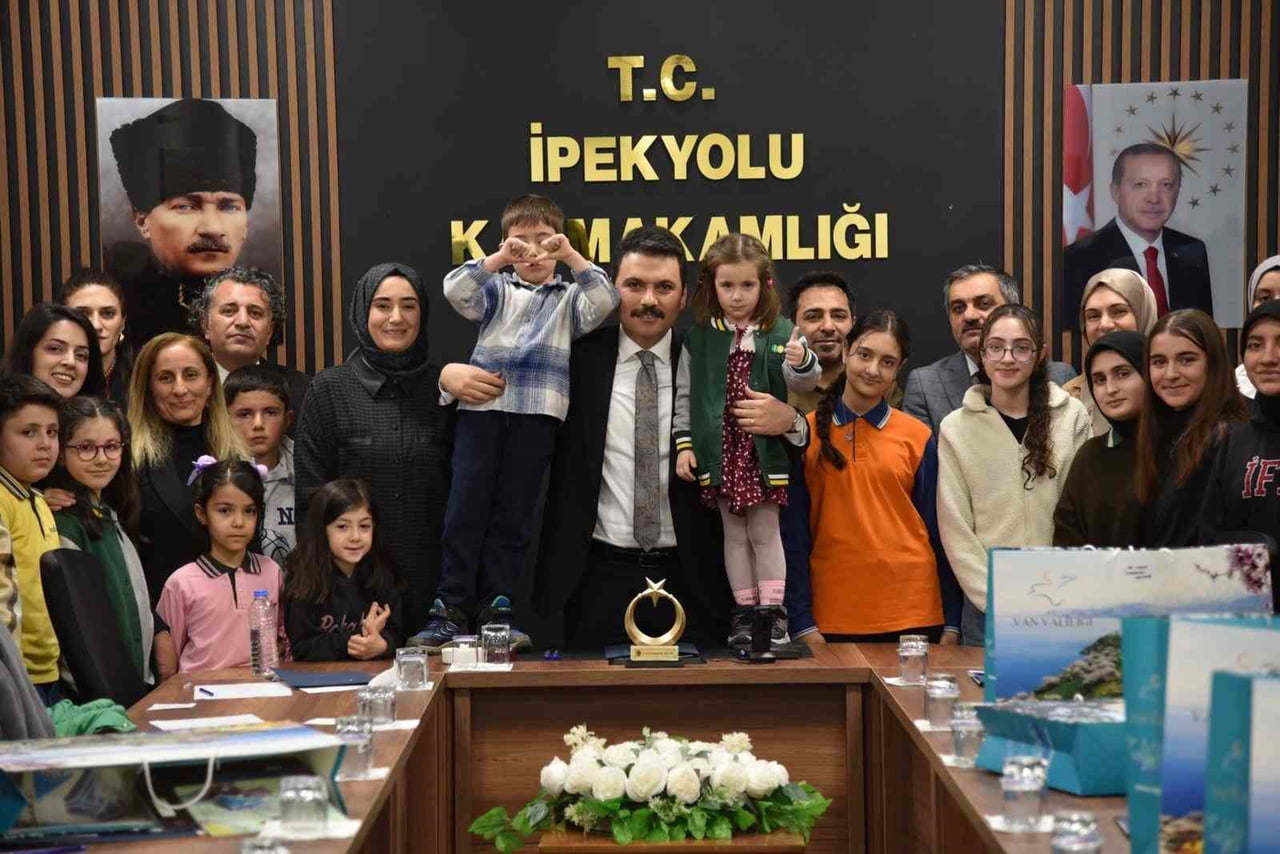 VAN VALİSİ OZAN BALCI ÖNCÜLÜĞÜNDE YÜRÜTÜLEN "KİTAP VAN" PROJESİ ÇERÇEVESİNDE İPEKYOLU İLÇESİNDE...