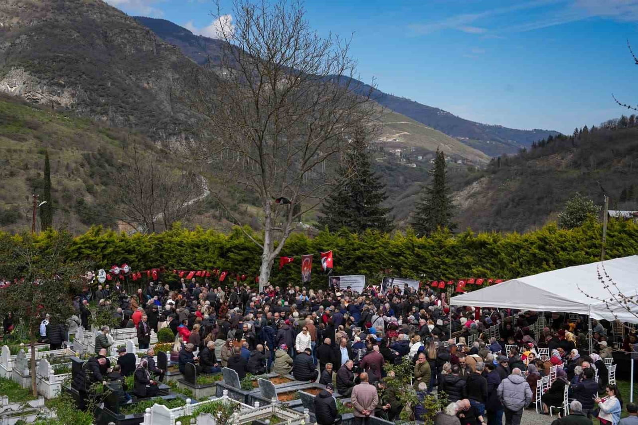 VOLKAN KONAK, ÖLÜMÜNÜN 1. YILDÖNÜMÜNDE MEZARI BAŞINDA ANILDI.