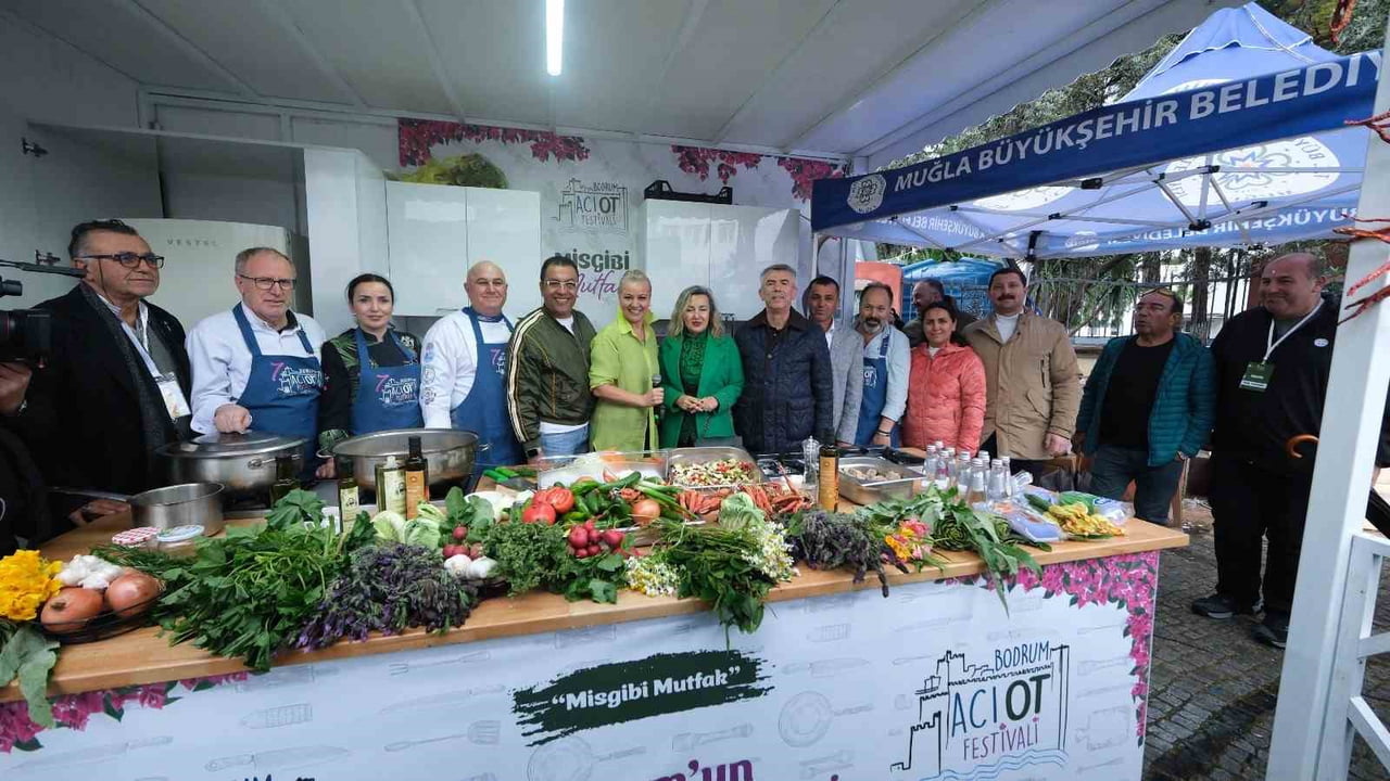 YAĞMUR DİNLEMEDİLER: BODRUM ACI OT FESTİVALİ'NE ZİYARETÇİ AKINI