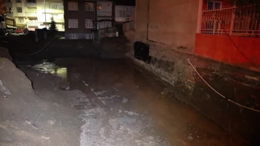 Yağmur suyu, inşaat için açılan temele doldu: Ekipler seferber oldu