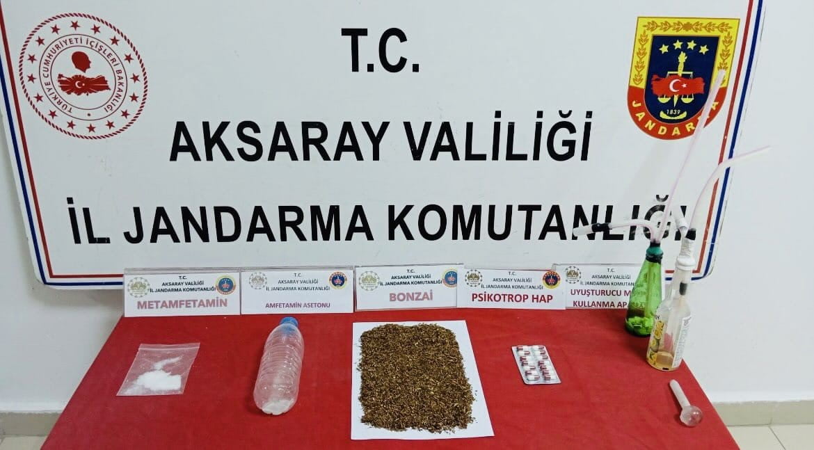 YAPILAN ARAMALARDA 55 GRAM BONZAİ, 3 GRAM AMFETAMİN, 7 ADET SENTETİK ECZA HAP VE 3 ADET UYUŞTURUCU...