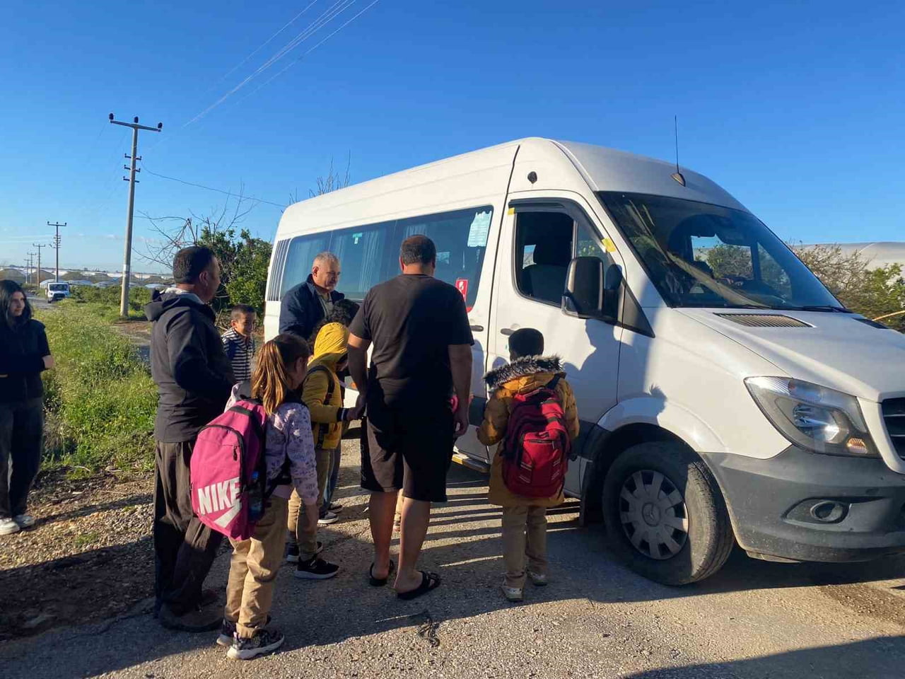 YAPILAN ÇAĞRILARIN ARDINDAN AYLARDIR OKULLARINA KENDİ İMKANLARIYLA, HATTA TRAKTÖR KASALARINDA...