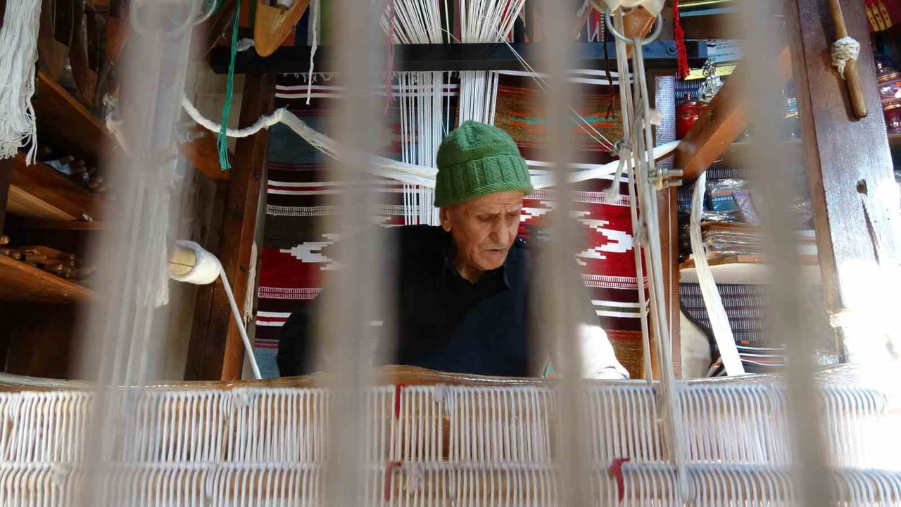 YAŞAR ERBİL, HENÜZ 8 YAŞINDA DOKUMAYA BAŞLADIĞI ANTEP KİLİMİNİ GELECEK KUŞAKLARA AKTARMAK İÇİN 80...