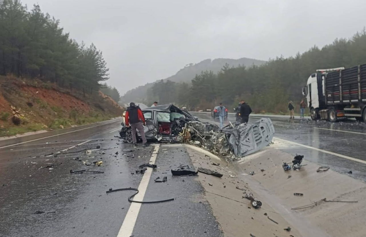 YATAĞAN-MİLAS KARAYOLU BEYPINARI MEVKİİNDE MEYDANA GELEN TRAFİK KAZASINDA 3 KİŞİ YARALANDI.