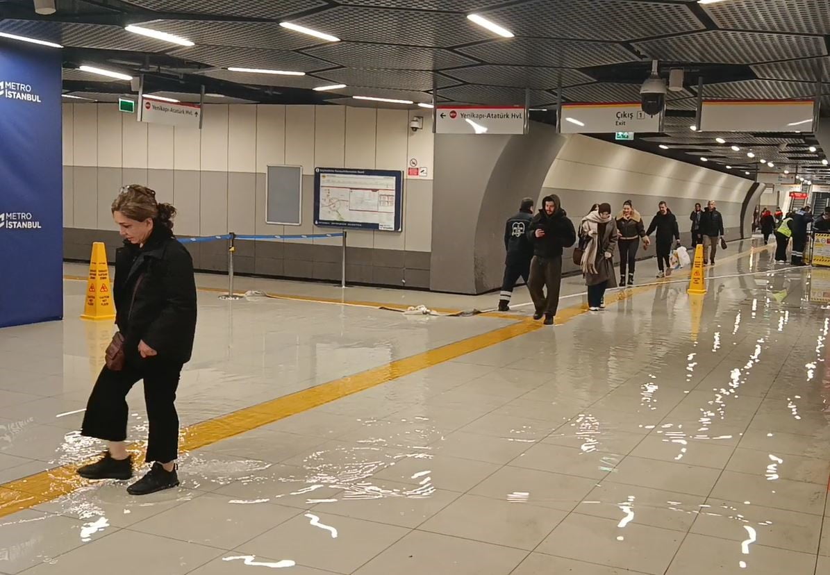 YENİBOSNA METRO DURAĞINI SU BASTI