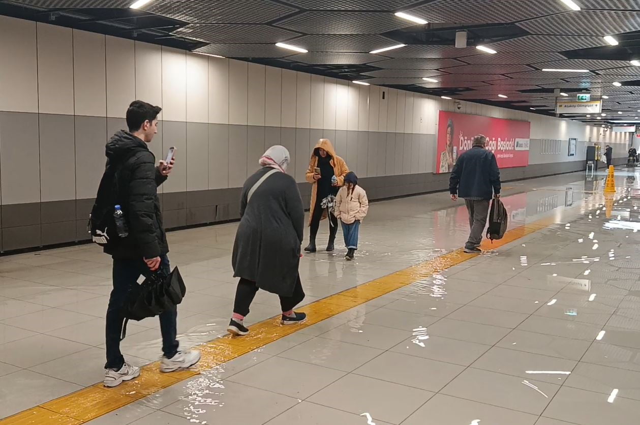 YENİBOSNA METRO DURAĞINI SU BASTI