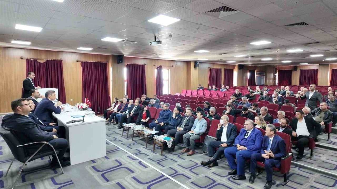 YEŞİLAY,BAĞIMSIZLIK YILINDA ADANA YÜREĞİR İLÇESİNDE MUHTARLARLA BULUŞTU.