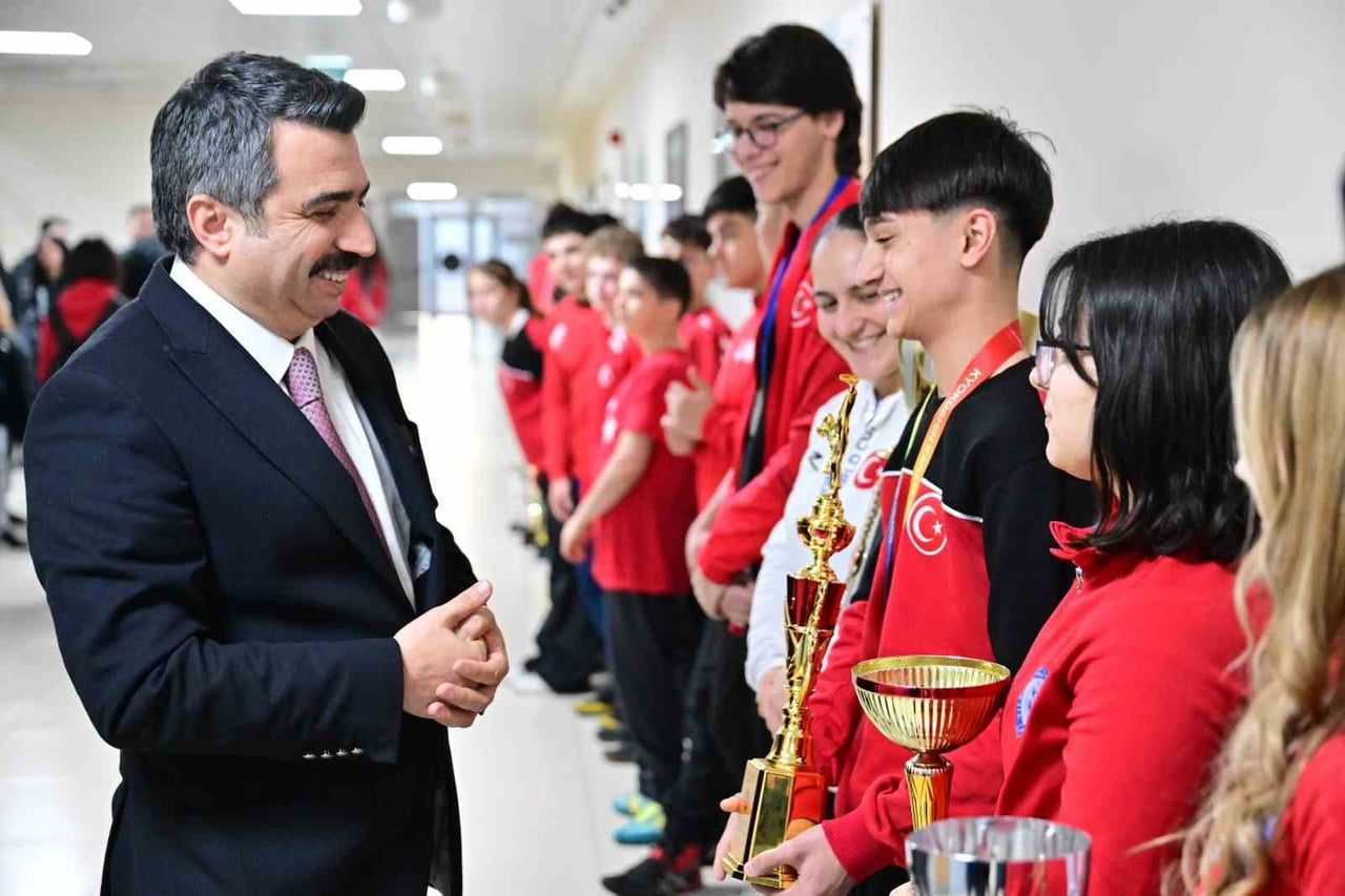 YILDIRIMBELEDİYESİ SPOR ALANINDA YAPTIĞI YATIRIMLARIN MEYVESİNİ ALIYOR. ARALARINDA DÜNYA VE...