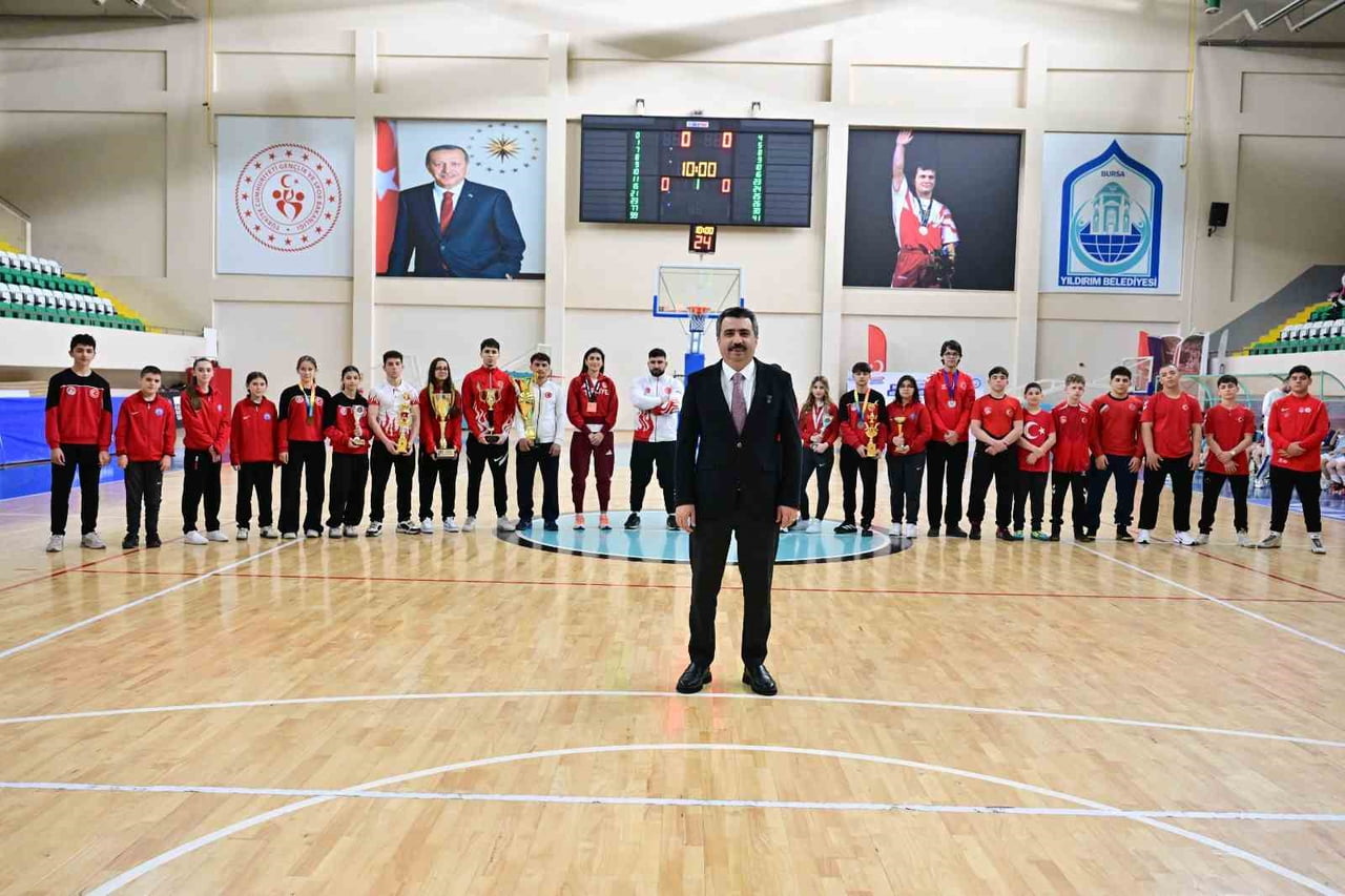 YILDIRIMBELEDİYESİ SPOR ALANINDA YAPTIĞI YATIRIMLARIN MEYVESİNİ ALIYOR. ARALARINDA DÜNYA VE...