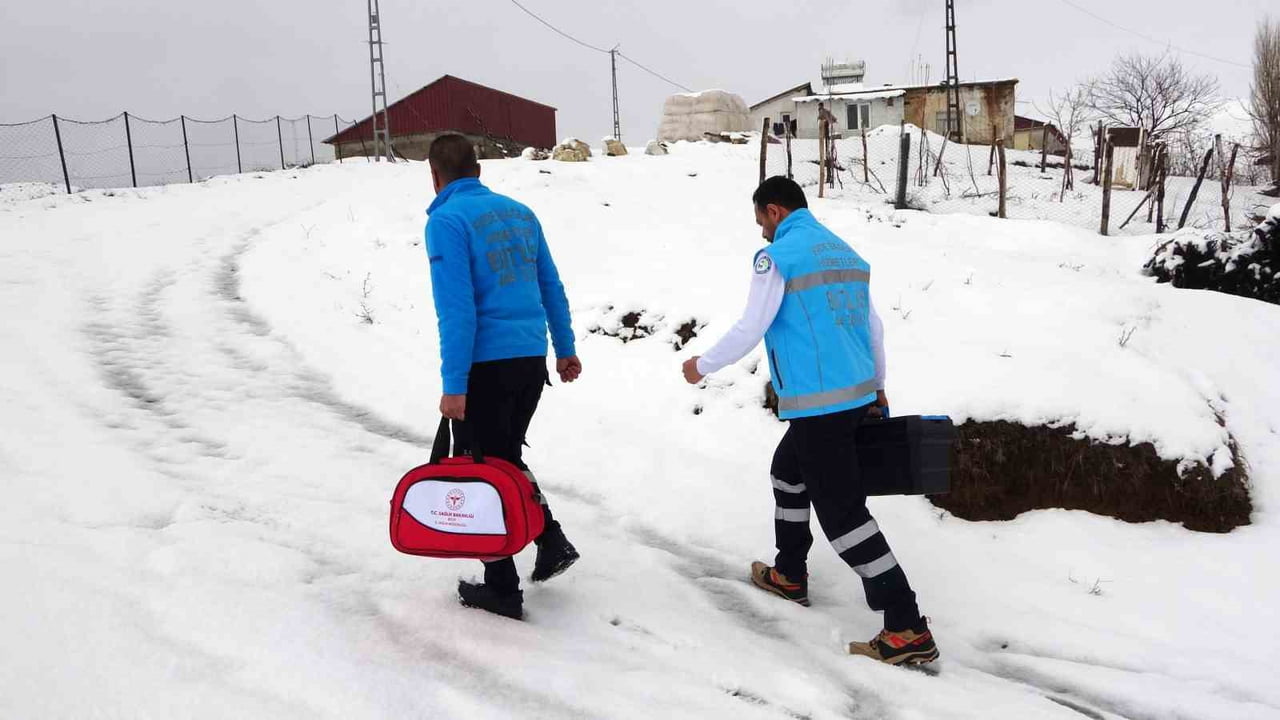 YOĞUN KAR NEDENİYLE ARAÇ YOLDA KALINCA, DOKTOR VE TEKNİSYEN YARDIMCISI ARACI İTMEK ZORUNDA...