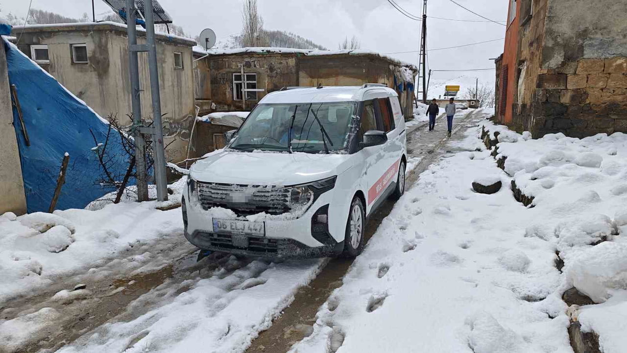 YOĞUN KAR NEDENİYLE ARAÇ YOLDA KALINCA, DOKTOR VE TEKNİSYEN YARDIMCISI ARACI İTMEK ZORUNDA...
