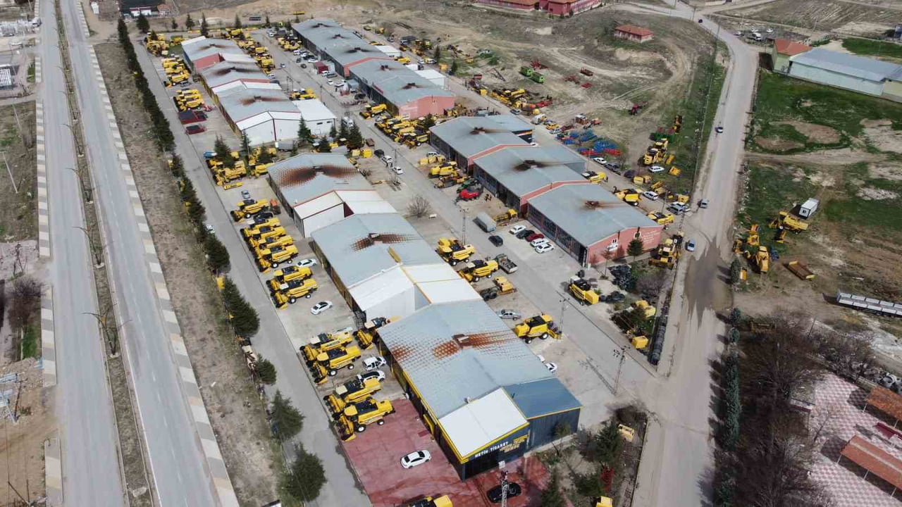 YOZGAT’IN YERKÖY İLÇESİNDE BİÇERDÖVER USTALARI, GÜNEYDOĞU ANADOLU BÖLGESİ’NDE BAŞLAYACAK HASAT...