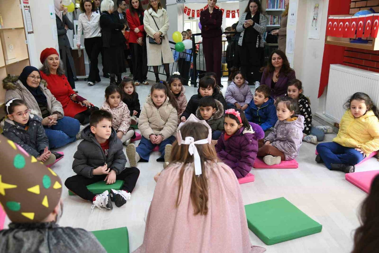 YUNUSEMRE BELEDİYESİ’NİN KÜTÜPHANE HAFTASI KAPSAMINDA DÜZENLEDİĞİ ETKİNLİKTE ÇOCUKLAR, UĞUR MUMCU...