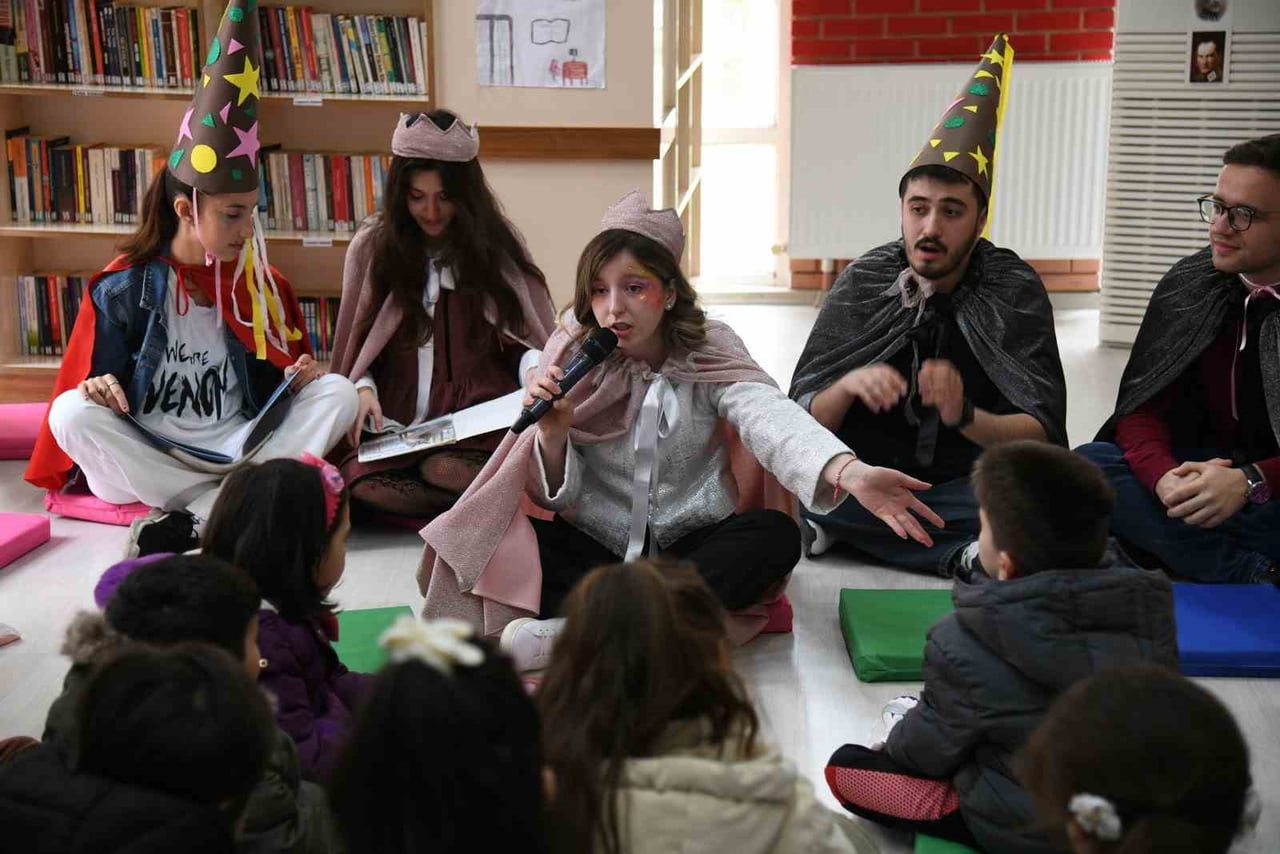 YUNUSEMRE BELEDİYESİ’NİN KÜTÜPHANE HAFTASI KAPSAMINDA DÜZENLEDİĞİ ETKİNLİKTE ÇOCUKLAR, UĞUR MUMCU...