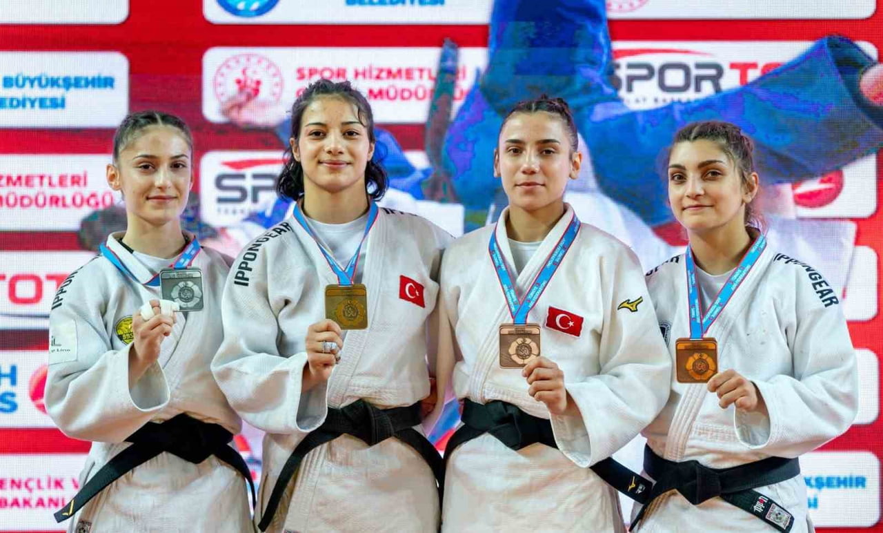 YUNUSEMRE BELEDİYESPOR'UN JUDOCULARI, TRABZON'DAKİ SPOR TOTO GENÇLER TÜRKİYE JUDO ŞAMPİYONASI'NDA...
