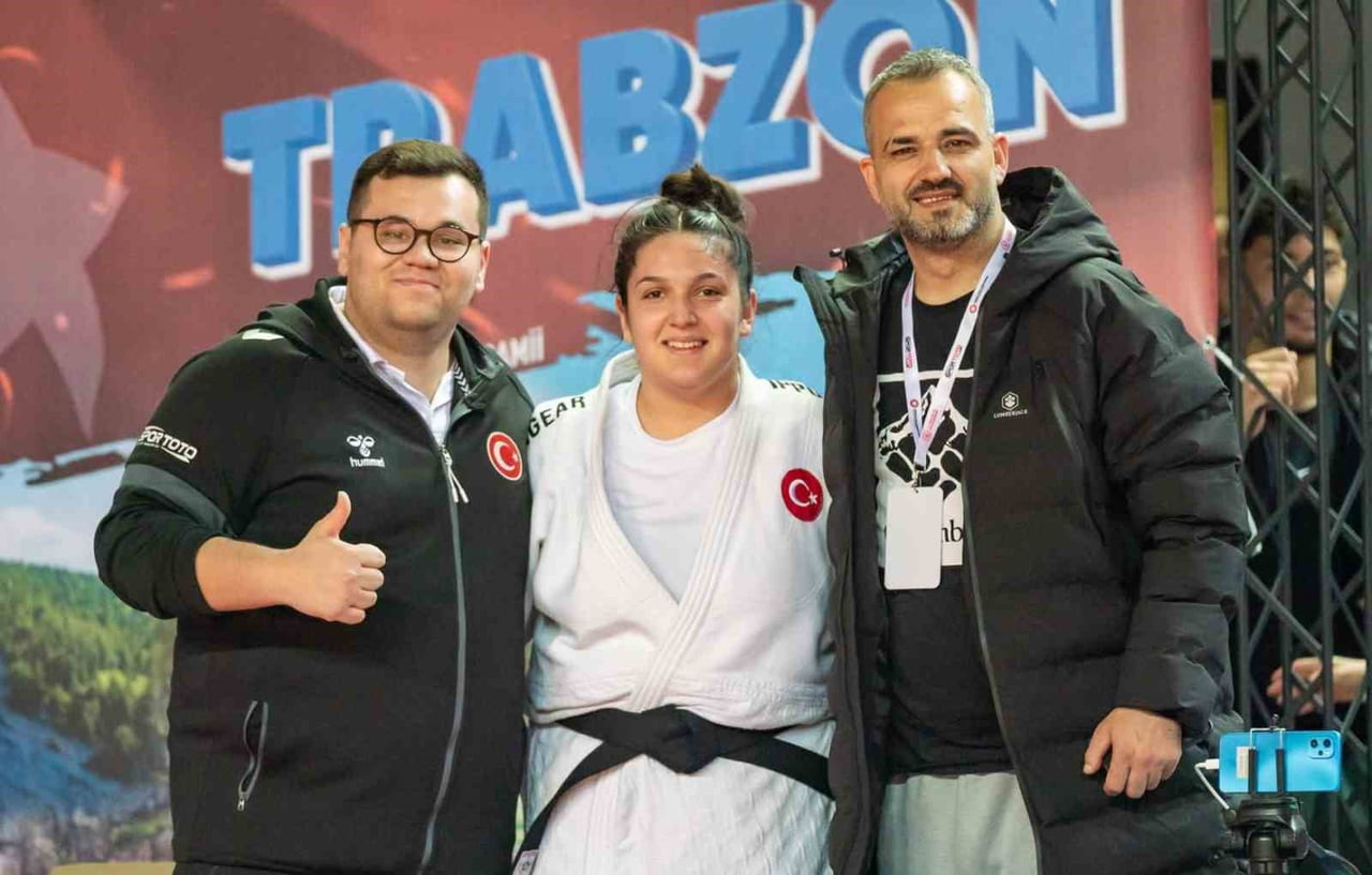 YUNUSEMRE BELEDİYESPOR'UN JUDOCULARI, TRABZON'DAKİ SPOR TOTO GENÇLER TÜRKİYE JUDO ŞAMPİYONASI'NDA...