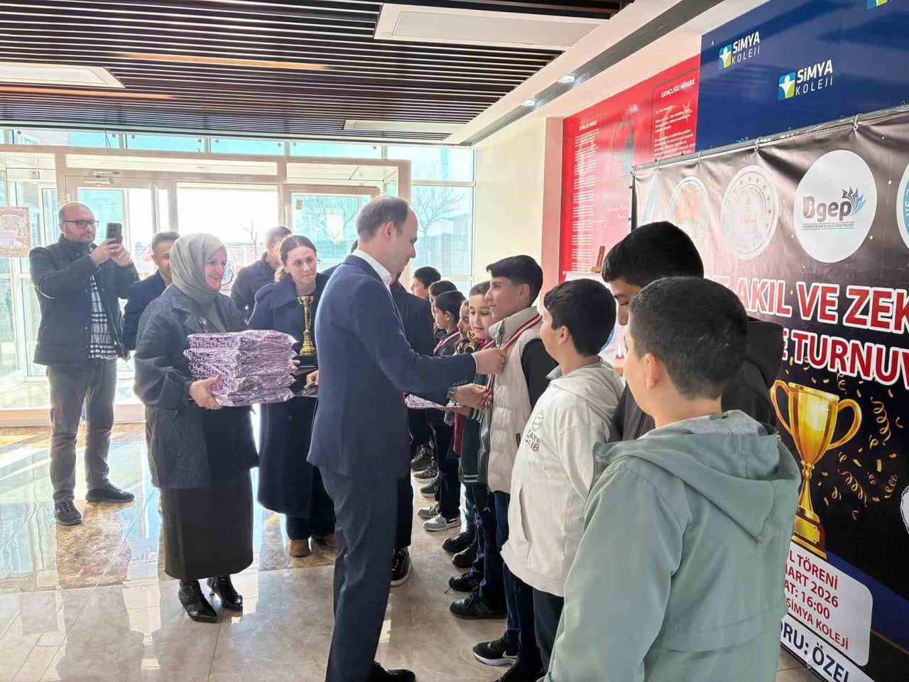 ZEKA ŞAMPİYONLARI SİVEREK’TE B-BULUŞTU: 152 ÖĞRENCİ KIYASIYA YARIŞTI