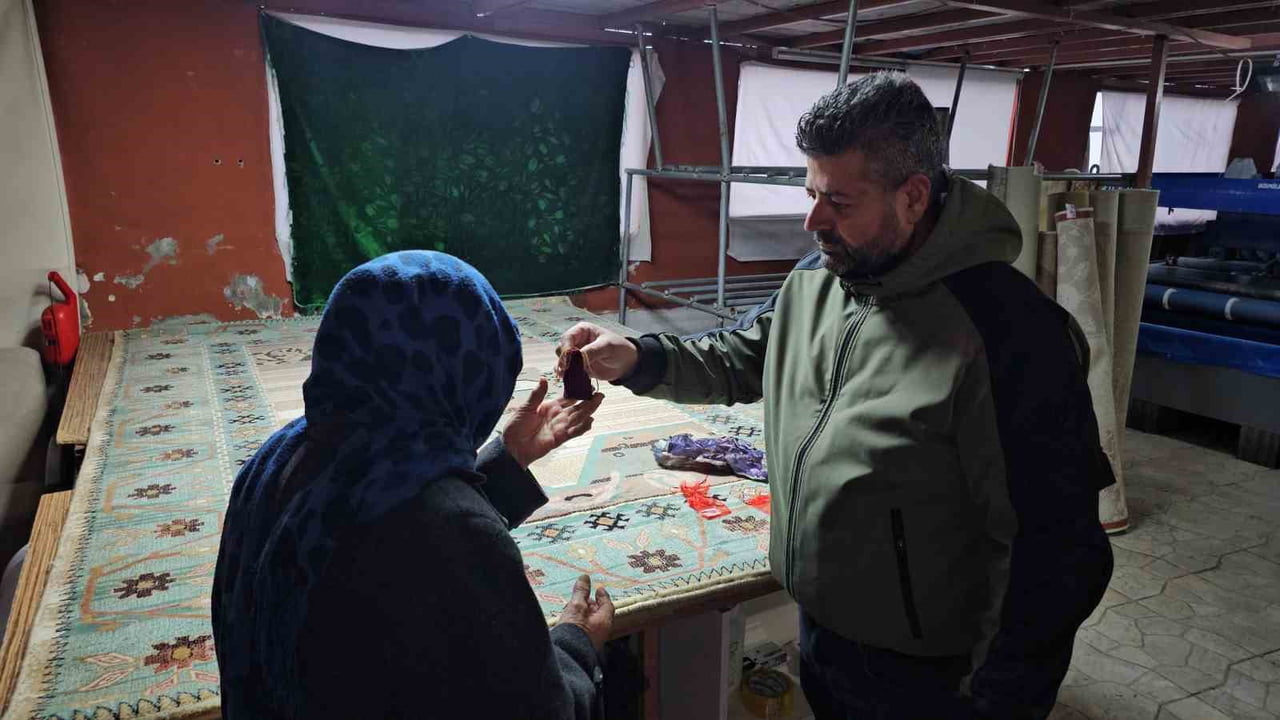 ZONGULDAK'TA HALI YIKAMA ESNAFI ADEM AKDENİZ, YIKAMAK İÇİN MÜŞTERİSİNDEN TESLİM ALDIĞI HALININ...