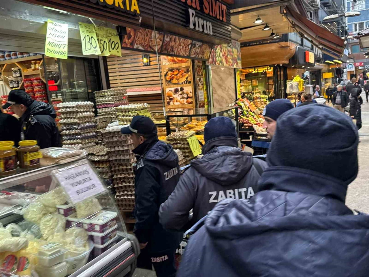 ZONGULDAK BELEDİYESİ ZABITA EKİPLERİ, KENT MERKEZİNDE YAYA GEÇİŞLERİNİ ENGELLEYEN KALDIRIM...